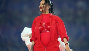 Rihanna priredila spektakel in razkrila, da je spet noseča