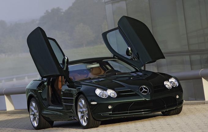 Blevinsa je Mac ujel v njegovem pol milijona dolarjev vrednem jeklenem konjičku mercedes-benz SLR mcLaren, ki velja za enega od najbolj kultnih športnih avtomobilov zadnjih dveh desetletij. Mercedes-benz SLR mcLaren je bil plod sodelovanja med nemškim proizvajalcem avtomobilov Mercedes-Benz (oziroma koncernom Daimler) in britanskim sinonimom za superšportne avtomobile McLaren. Narejenih je bilo samo 2.157 primerkov. | Foto: Mercedes-Benz