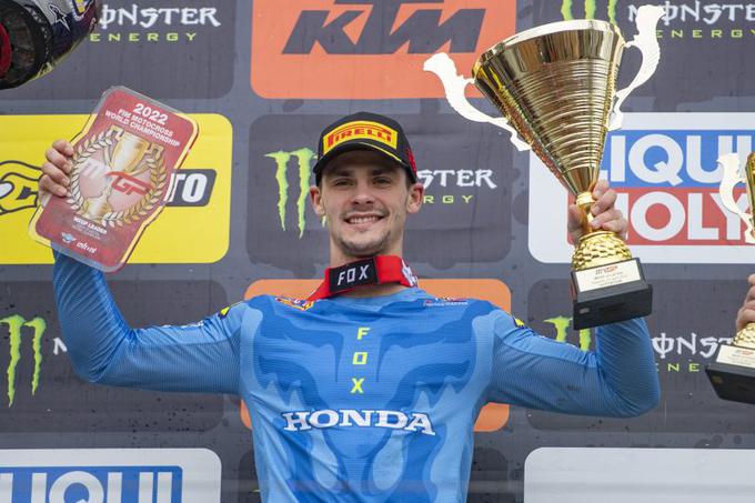Slovenski motokrosist Tim Gajser je postal zmagovalec dirke svetovnega prvenstva razreda MXGP v latvijskem Kegumsu. Slavil je prepričljivo, saj je dobil obe vožnji. To je bila že njegova peta zmaga na šestih dirkah sezone 2022, s katero je še povečal naskok pred tekmeci. | Foto: Honda Racing/ShotbyBavo
