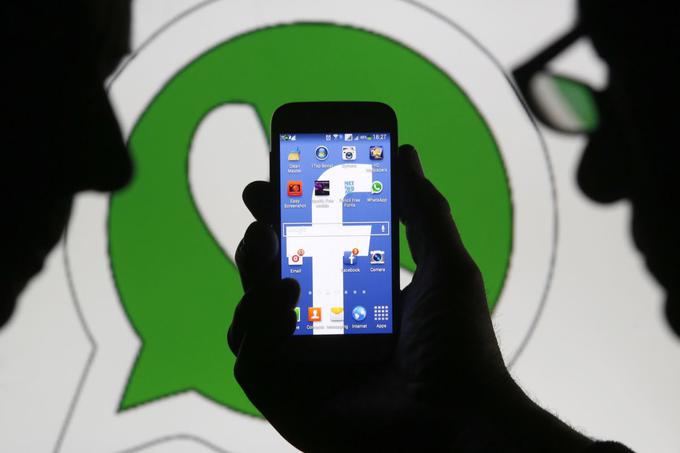 Facebook in WhatsApp, ki je v Facebookovi lasti, sta med tistimi programi, za katere namestitveno datoteko za operacijski sistem Android najdemo tudi na njihovih uradnih spletnih straneh. | Foto: Reuters