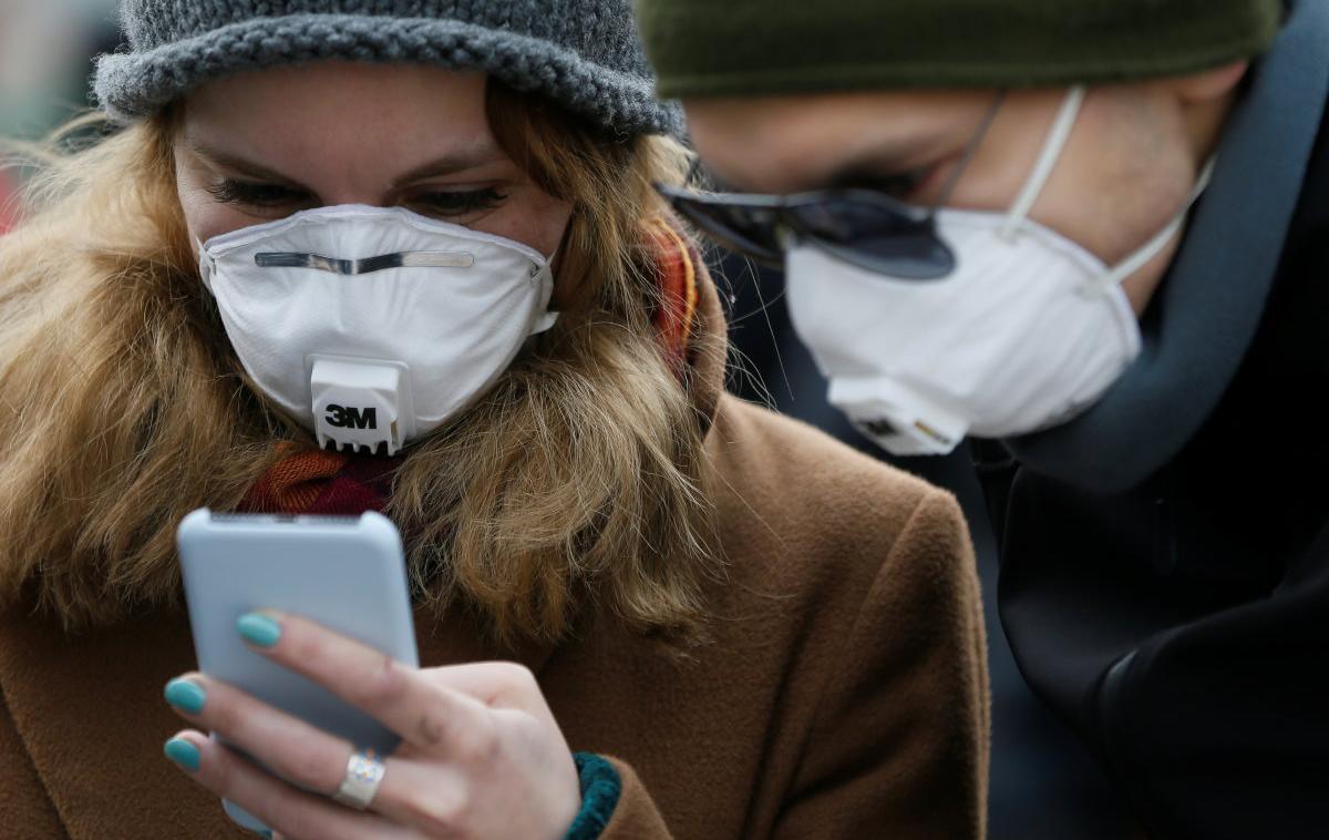 Pametni telefon, koronavirus | Sodobne tehnologije so nam zelo pomagale med pandemijo, a je ta vendarle spremenila tudi njihovo usodo. | Foto Reuters