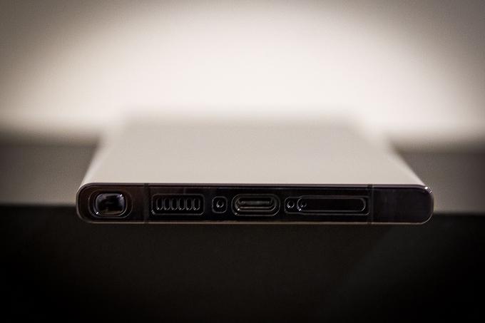 Spodnja stran pametnega telefona Samsung Galaxy S23 Ultra. | Foto: Ana Kovač