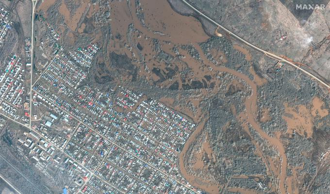 Satelitska slika prikazuje pogled na poplavljanje reke Samara v Soročinsku v orenburški regiji.  | Foto: Reuters