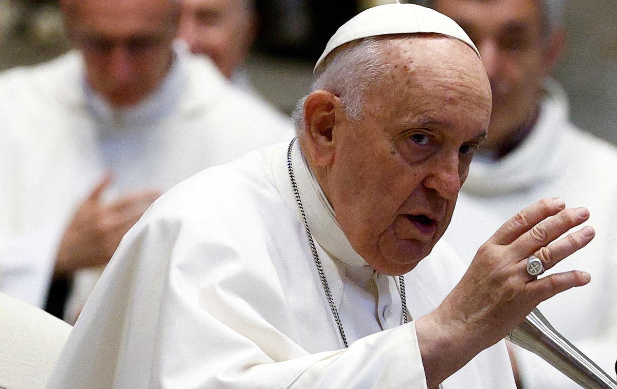 papež Frančišek | Lani je bil hospitaliziran dvakrat, marca prav zaradi bronhitisa, junija pa je prestal operacijo ukleščene trebušne kile, še piše STA. | Foto Reuters