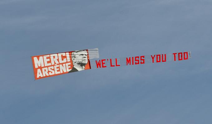 Štadion v Huddersfieldu so preletavala letala z napisi "Merci, Wenger!" (Hvala, Wenger!) | Foto: Reuters
