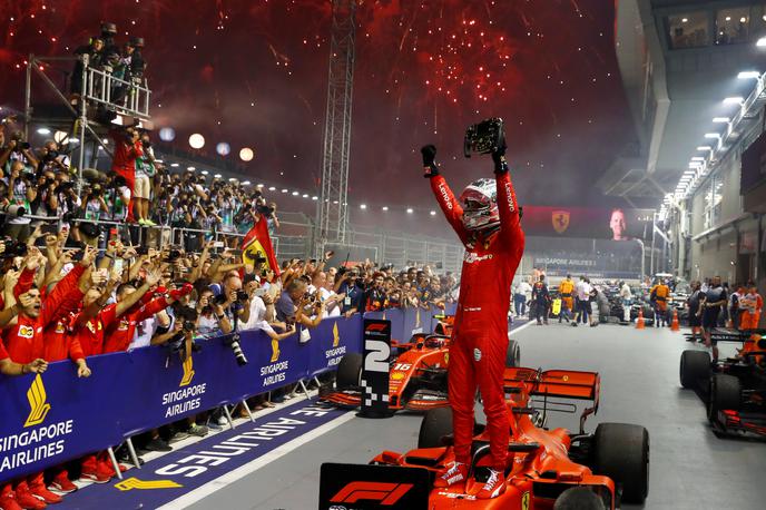 Sebastian Vettel Singapur | Sebastian Vettel se je po skoraj 400 dneh suše spet zavihtel na najvišjo stopničko odra za zmagovalce. | Foto Reuters