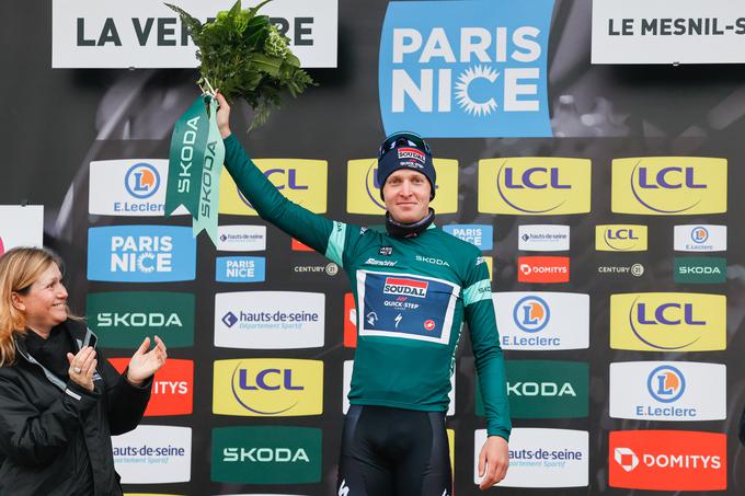 Tim Merlier v zeleni majici najboljšega sprinterja po prvi etapi dirke Pariz-Nica.  | Foto: A.S.O./Aurélien Vialatte