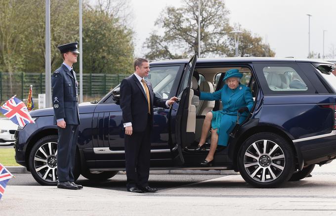 Kraljica se najraje vozi v land rover range roverju. | Foto: 