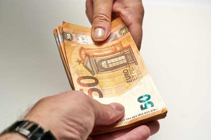 Gotovinsko poslovanje. Gotovina. denar | Foto Shutterstock