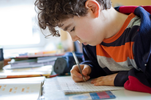 Šola in starši moramo otrokom nekako pojasniti, da je domača naloga njihova stvar.  | Foto: Thinkstock