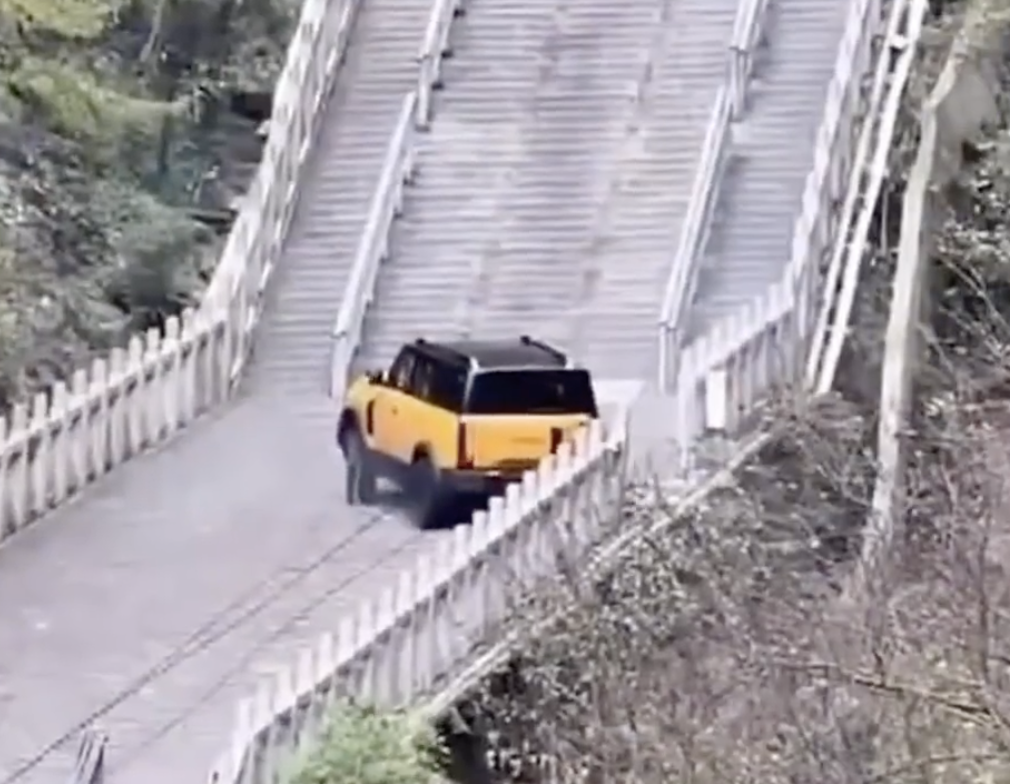 Kitajski SUV po slavnem stopnišču, končalo se je zelo slabo
