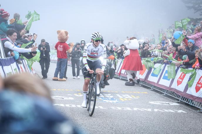 S klanca v klanc | Tadej Pogačar je na dobrodelni kolesarski dirki Pogi Challenge v cilj izjemoma pripeljal kot drugi. | Foto Ana Kovač