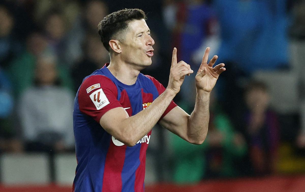 FC barcelona Robert Lewandowski | Robert Lewandowski je ob igralcu več dosegel tri gole in Barcelona je znova druga v la ligi. | Foto Reuters