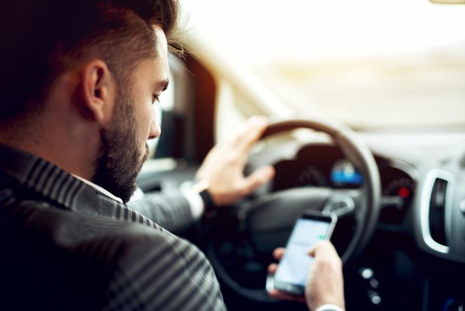Med vožnjo ne uporabljajte telefona. | Foto: Shutterstock