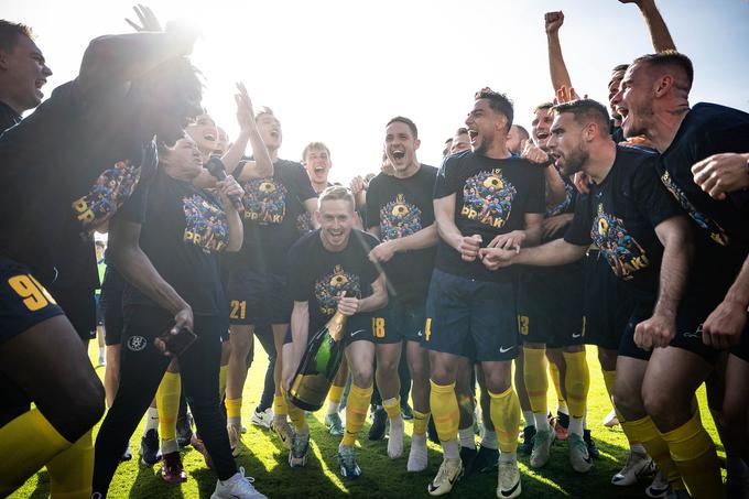 Veselje nogometašev Celja po naslovu prvaka, ki ga je spremljal rekorden obisk na stadionu v knežjem mestu. | Foto: Jure Banfi/alesfevzer.com
