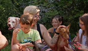 Družina, ki živi prilagojeno živalim #video