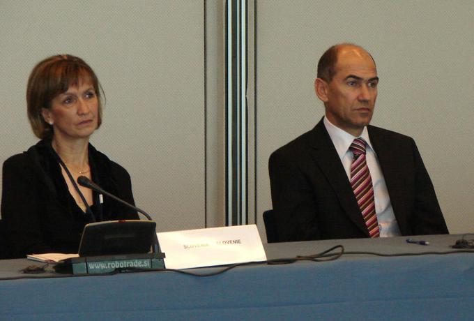 Barbara Brezigar na konferenci leta 2007 z Janezom Janšo. | Foto: STA ,