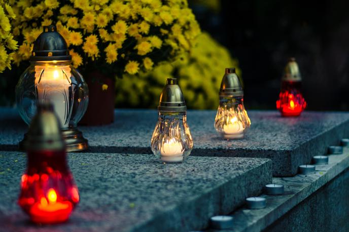 Grob, sveče, pokopališče, prvi november | Foto Thinkstock