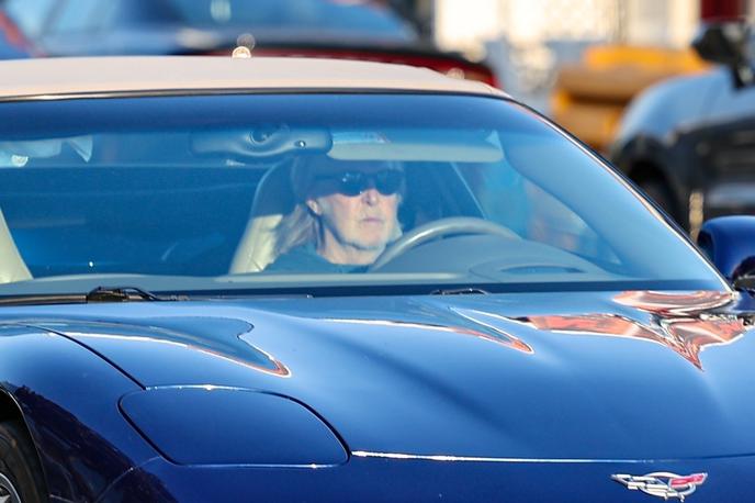 Paul McCartney | V McCartneyjevem primeru gre za kabrioleta oziroma roadsterja modre barve z bež streho. Glasbenik v vožnji s corvetto več kot očitno uživa. | Foto Profimedia