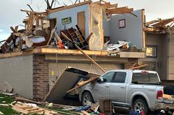 Pustošilo več kot 70 tornadov: uničene številne hiše in poškodovani ljudje #video