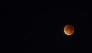 Foto: Nad Slovenijo je ponoči svetila krvava Luna