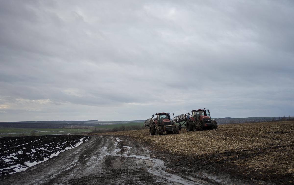 Ukrajinski kmetje | Kmetijstvo je eden od temeljev ukrajinskega gospodarstva. Kljub vojni in ruskim napadom je Ukrajini uspelo ohraniti svoje kmetijstvo in izvoz hrane. Na fotografiji vidimo ukrajinske kmete s traktorji v regiji Sumi, ki meji na Rusijo. Kljub mogočim ruskim napadom in ruskim minam so poželi koruzo. | Foto Guliverimage