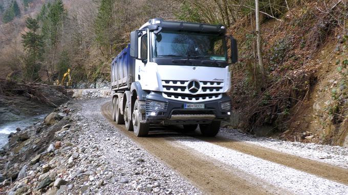 Mercedes-Benzov tovornjak acros je bil kot donacija uvoznika iz Ljubljane pol leta na delu v Ljubnem. 
 | Foto: Gregor Pavšič
