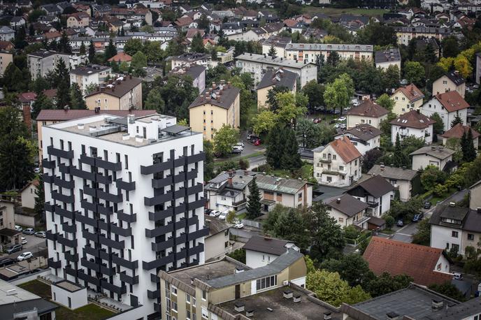 Ogled in predstavitev najvišje stanovanjske stolpnice v Sloveniji. Spektra celovški dvori aleja ljubljanski grad stanovanje stanovanja šiška | V Šiški je po septembrskem padcu cen opazen trend blagega naraščanja povprečnih cen. Kljub temu so še vedno slabih deset odstotkov nižje od rekordnih cen avgusta lani. | Foto Bojan Puhek
