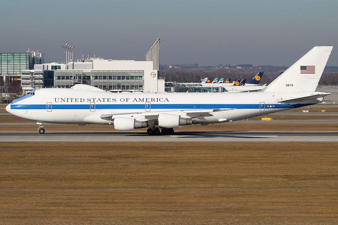 Ko je ameriški predsednik na uradnem obisku v tujini, je letalo E-4B ves čas prisotno na bližnjem letališču. | Foto: Wikimedia Commons