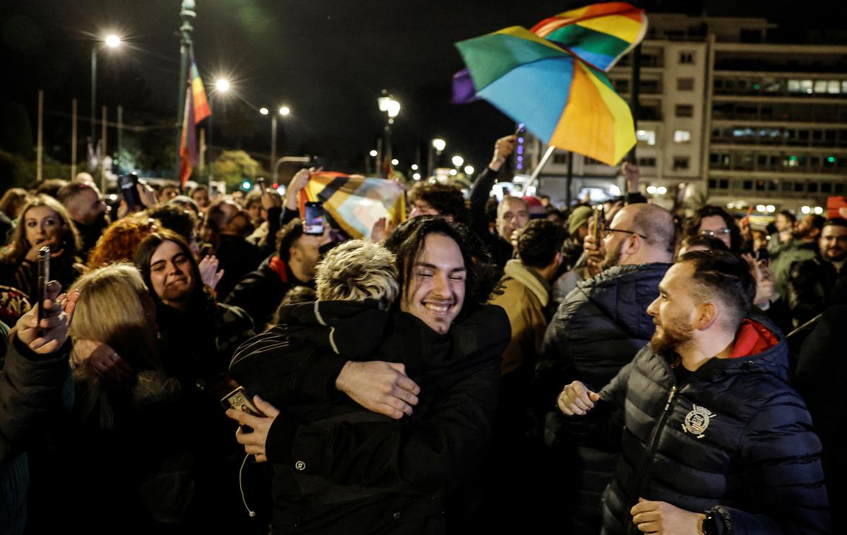 Grčija legalizirala istospolne poroke | Premier Kiriakos Micotakis je v nagovoru poslancem dejal, da bo reforma bistveno izboljšala življenje kar nekaj sodržavljanov, ne da bi pri tem karkoli odvzela življenju mnogih. | Foto Reuters