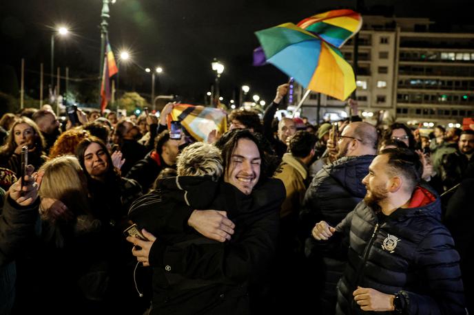 Grčija legalizirala istospolne poroke | Premier Kiriakos Micotakis je v nagovoru poslancem dejal, da bo reforma bistveno izboljšala življenje kar nekaj sodržavljanov, ne da bi pri tem karkoli odvzela življenju mnogih. | Foto Reuters