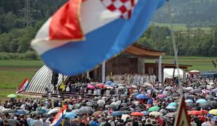 Hrvaško novinarsko društvo obsodilo napad na novinarja v Pliberku