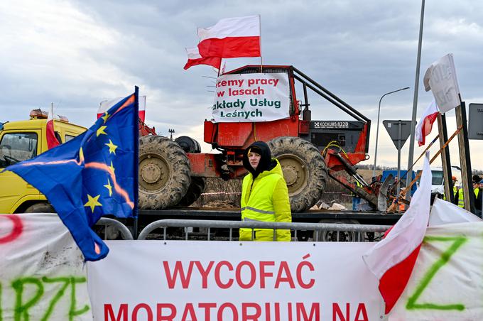 Prihod poceni ukrajinske hrane v EU je razjezil del evropskih kmetov, zlasti tistih iz vzhodnih članic EU, kot so Poljska, Slovaška, Madžarska in Romunija. Prepričani so, da so ukrajinski kmetje nelojalna konkurenca. Novembra lani so poljski kmetje skupaj s poljskimi vozniki tovornjakov začeli blokirati mejne prehode. Na fotografiji: poljski protestniki februarja letos na enem od mejnih prehodov z Ukrajino. | Foto: Guliverimage