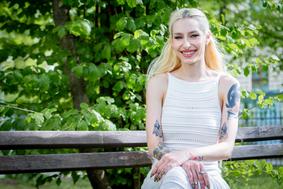 Slovenska pevka: Lov na čarovnice je še vedno zelo aktualen