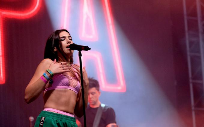Dua Lipa leta 2017, ko je nastopila na festivalu v Glastonburyju | Foto: Guliverimage