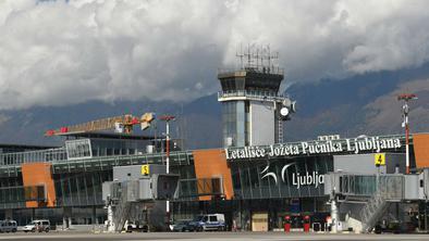 Na slovenskih letališčih lani za tretjino več potnikov