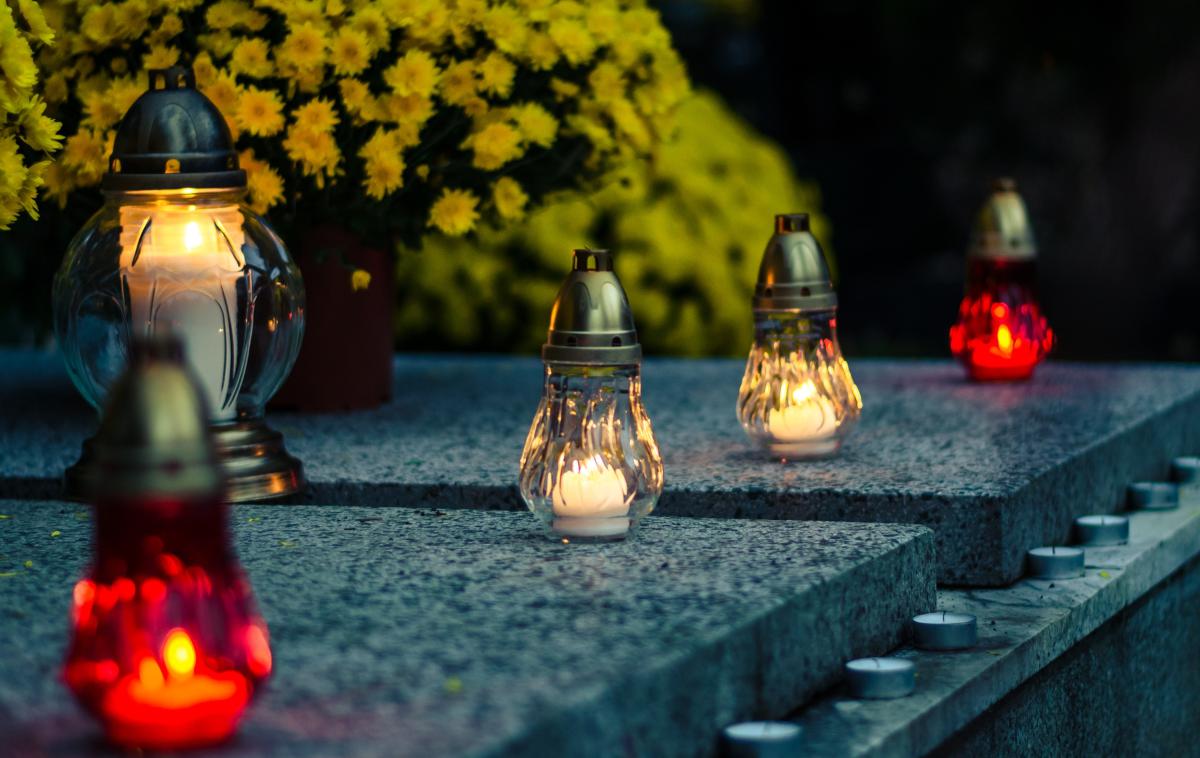 Grob, sveče, pokopališče, prvi november | Foto Thinkstock